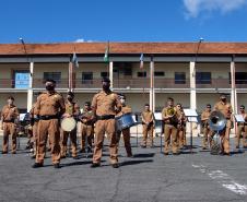 Banda de Música da PMPR faz apresentação para policiais que trabalham no administrativo no Quartel do Comando-Geral