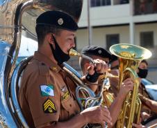 Banda de Música da PMPR faz apresentação para policiais que trabalham no administrativo no Quartel do Comando-Geral