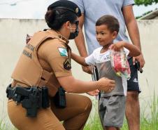 ONG doa brinquedos e Polícia Militar faz a entrega de presentes de Natal para crianças carentes em Pontal do Paraná