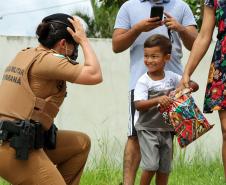 ONG doa brinquedos e Polícia Militar faz a entrega de presentes de Natal para crianças carentes em Pontal do Paraná