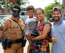 ONG doa brinquedos e Polícia Militar faz a entrega de presentes de Natal para crianças carentes em Pontal do Paraná