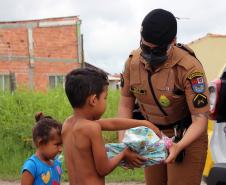 ONG doa brinquedos e Polícia Militar faz a entrega de presentes de Natal para crianças carentes em Pontal do Paraná