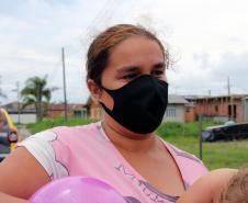 ONG doa brinquedos e Polícia Militar faz a entrega de presentes de Natal para crianças carentes em Pontal do Paraná