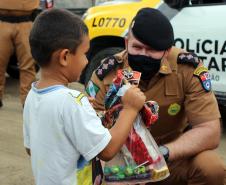 ONG doa brinquedos e Polícia Militar faz a entrega de presentes de Natal para crianças carentes em Pontal do Paraná