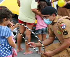ONG doa brinquedos e Polícia Militar faz a entrega de presentes de Natal para crianças carentes em Pontal do Paraná