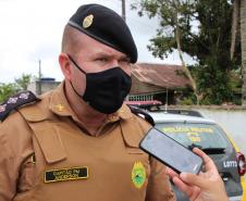 ONG doa brinquedos e Polícia Militar faz a entrega de presentes de Natal para crianças carentes em Pontal do Paraná