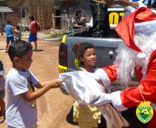 Batalhão da PM de Colombo, na RMC, entrega cerca de mil brinquedos durante ação de Natal