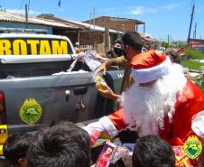 Batalhão da PM de Colombo, na RMC, entrega cerca de mil brinquedos durante ação de Natal