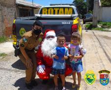 Batalhão da PM de Colombo, na RMC, entrega cerca de mil brinquedos durante ação de Natal