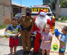 Batalhão da PM de Colombo, na RMC, entrega cerca de mil brinquedos durante ação de Natal