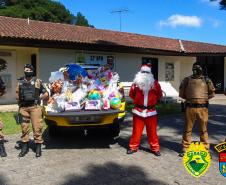 Batalhão da PM de Colombo, na RMC, entrega cerca de mil brinquedos durante ação de Natal