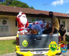 Batalhão da PM de Colombo, na RMC, entrega cerca de mil brinquedos durante ação de Natal