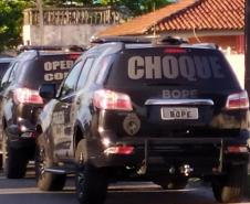PM encaminha 14 pessoas e apreende drogas e uma arma de fogo durante operação no Litoral do estado