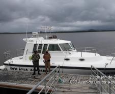 Embarcação da Polícia Ambiental faz transporte de arrecadações para população afetada pelas chuvas em Guaraqueçaba, no Litoral