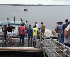 Embarcação da Polícia Ambiental faz transporte de arrecadações para população afetada pelas chuvas em Guaraqueçaba, no Litoral