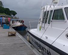 Embarcação da Polícia Ambiental faz transporte de arrecadações para população afetada pelas chuvas em Guaraqueçaba, no Litoral