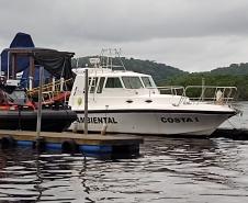 Embarcação da Polícia Ambiental faz transporte de arrecadações para população afetada pelas chuvas em Guaraqueçaba, no Litoral