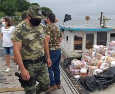 Embarcação da Polícia Ambiental faz transporte de arrecadações para população afetada pelas chuvas em Guaraqueçaba, no Litoral