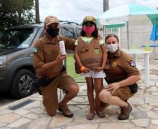 PM faz surpresa para criança aniversariante em Pontal do Paraná (PR), no Litoral
