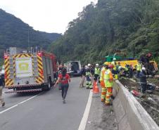 (ATUALIZADA) Forças de segurança e aeronaves atendem acidente de ônibus