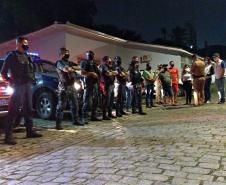 PM faz operação AIFU e fiscaliza comércios e trânsito em Paranaguá (PR)