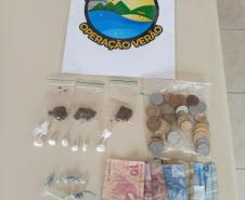 Drogas e bebidas são apreendidas e três pessoas presas pela PM, em ações separadas, em Pontal do Paraná