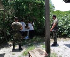 Polícia Ambiental presta apoio à UFPR do litoral na soltura de um jacaré em Pontal do Paraná