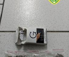 Equipe da PM encaminha homem e apreende porções de maconha em Guaratuba (PR)