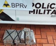 Mais de 20 quilos de maconha são apreendidos e responsável pelo transporte é preso, em Santa Helena (PR)