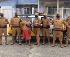 Policiais militares de Pontal do Paraná atendem ocorrência e firmam amizade com admirador da PM