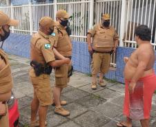 Policiais militares de Pontal do Paraná atendem ocorrência e firmam amizade com admirador da PM