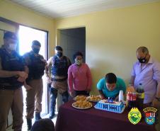 Em Colombo, na RMC, policiais militares fazem surpresa em aniversário de menino fã da PM