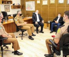 Comandante-Geral da PM entrega medalha a arcebispo de Curitiba, na Capital do estado