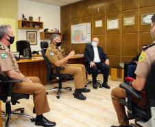 Comandante-Geral da PM entrega medalha a arcebispo de Curitiba, na Capital do estado