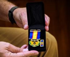 Comandante-Geral da PM entrega medalha a arcebispo de Curitiba, na Capital do estado