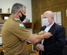 Comandante-Geral da PM entrega medalha a arcebispo de Curitiba, na Capital do estado