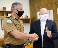 Comandante-Geral da PM entrega medalha a arcebispo de Curitiba, na Capital do estado