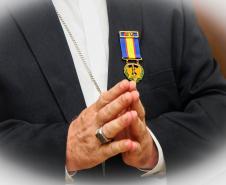 Comandante-Geral da PM entrega medalha a arcebispo de Curitiba, na Capital do estado