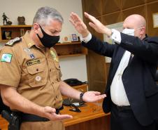 Comandante-Geral da PM entrega medalha a arcebispo de Curitiba, na Capital do estado