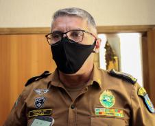 Comandante-Geral da PM entrega medalha a arcebispo de Curitiba, na Capital do estado