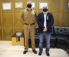 Comandante-Geral entrega medalha a agente aposentado da Polícia Federal em Curitiba