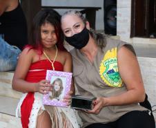 Menina de 10 anos recebe visita de policiais militares em seu aniversário, em Antonina 