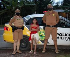 Menina de 10 anos recebe visita de policiais militares em seu aniversário, em Antonina 