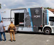 Policiais militares passam por instrução de tiro em caminhão de treinamento com simulador