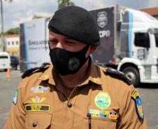 Policiais militares passam por instrução de tiro em caminhão de treinamento com simulador