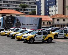 Policiais militares passam por instrução de tiro em caminhão de treinamento com simulador