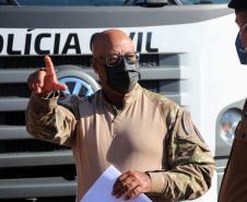Policiais militares passam por instrução de tiro em caminhão de treinamento com simulador