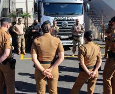 Policiais militares passam por instrução de tiro em caminhão de treinamento com simulador