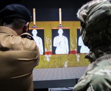 Policiais militares passam por instrução de tiro em caminhão de treinamento com simulador