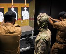 Policiais militares passam por instrução de tiro em caminhão de treinamento com simulador